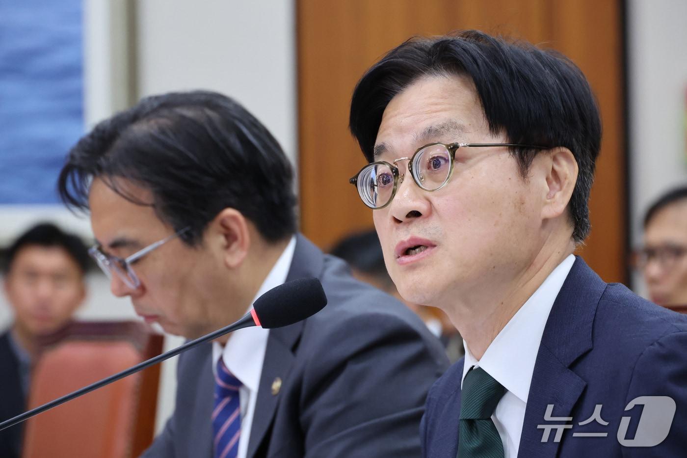 본문 이미지 - 김정관 산업통상부 장관이 22일 서울 여의도 국회에서 열린 산업통상자원중소벤처기업위원회의 산업통상부 등에 대한 종합감사에서 의원 질의에 답변하고 있다. 2026.10.22 ⓒ 뉴스1 신웅수 기자