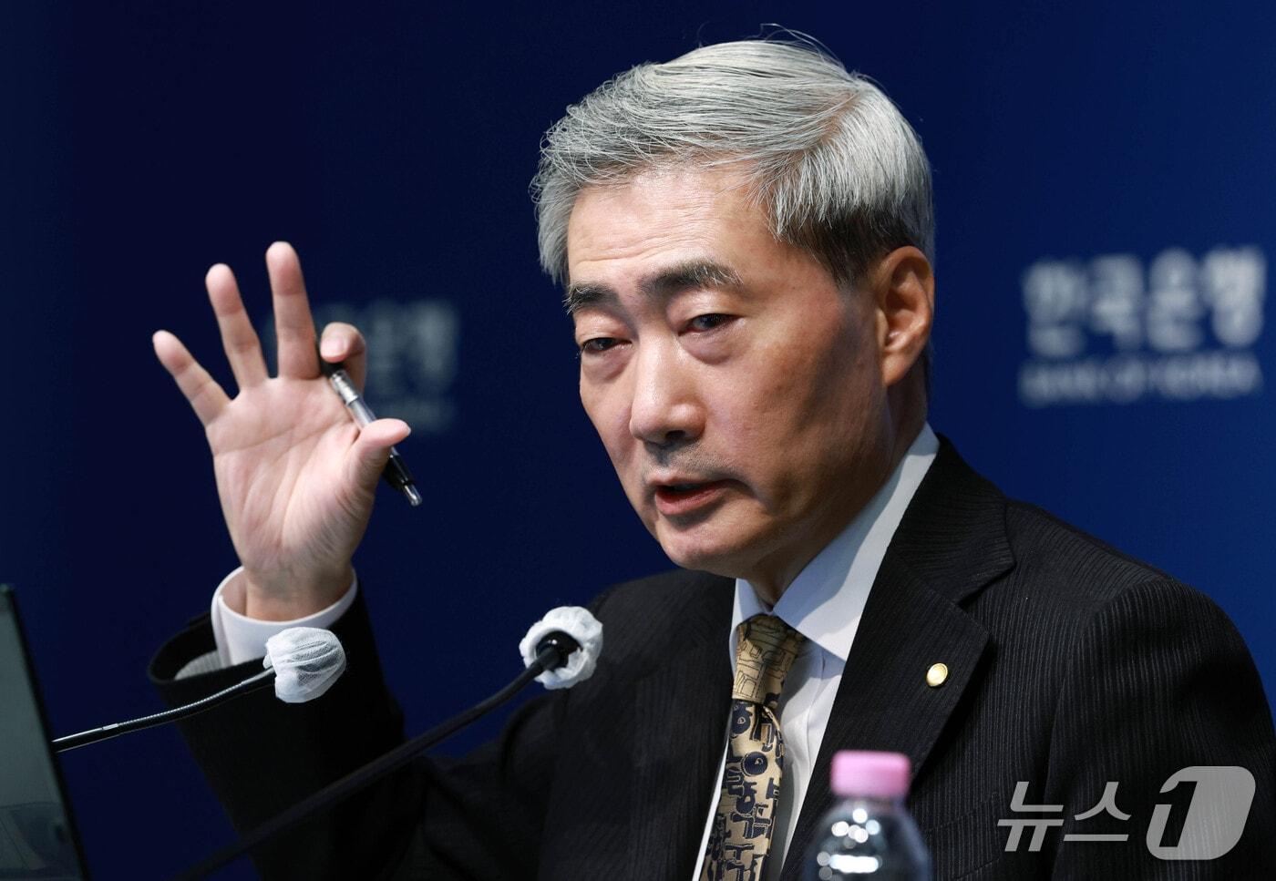 본문 이미지 - 신현송 한국은행 총재가 22일 서울 중구 한국은행에서 열린 금융통화위원회 통화정책방향 기자간담회에서 발언하고 있다. 2026.10.22 사진공동취재단 ⓒ 뉴스1 사진공동취재단