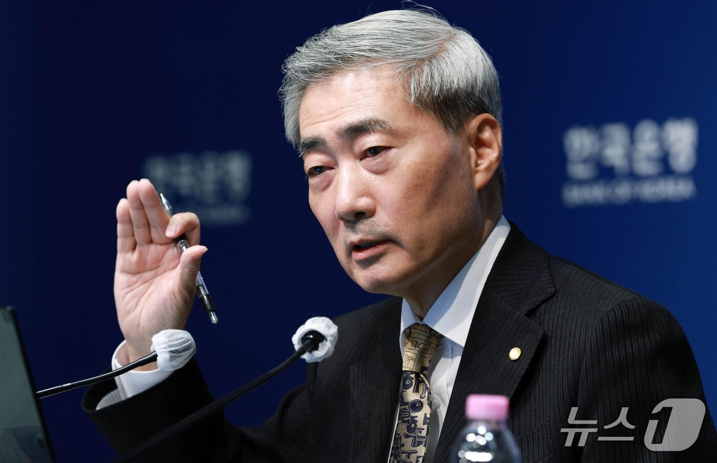 본문 이미지 - 신현송 한국은행 총재가 22일 서울 중구 한국은행에서 열린 금융통화위원회 통화정책방향 기자간담회에서 발언하고 있다. 2026.10.22 ⓒ 뉴스1 사진공동취재단
