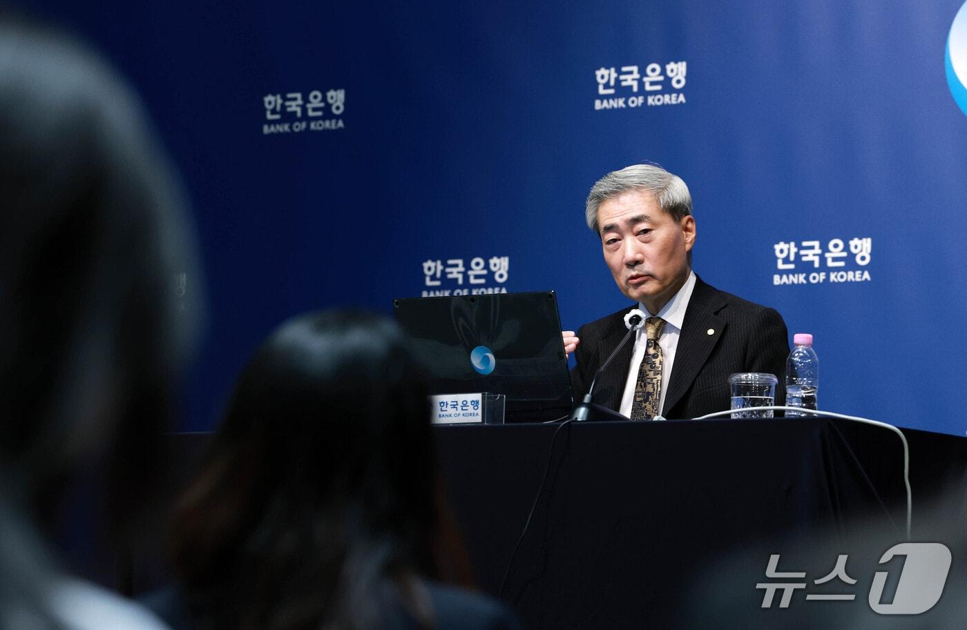 본문 이미지 - 신현송 한국은행 총재가 22일 서울 중구 한국은행에서 열린 금융통화위원회 통화정책방향 기자간담회에서 발언하고 있다. 2026.10.22 ⓒ 뉴스1 사진공동취재단