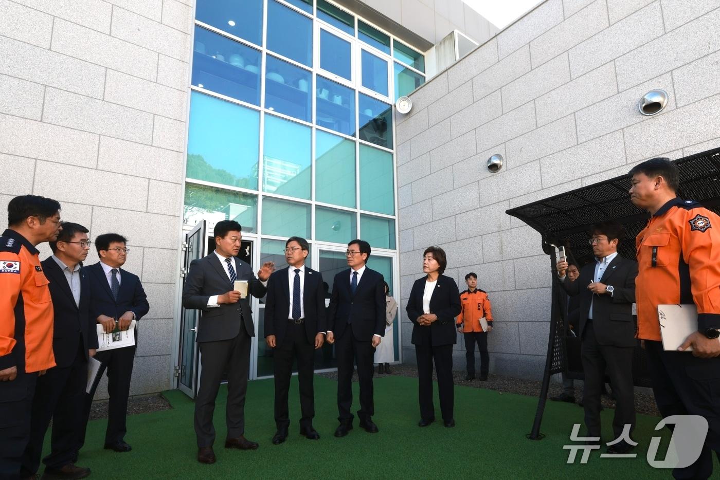 본문 이미지 - 신용한 충북지사와 이상식 충북도의장, 이장섭 청주시장, 임은성 청주시의장이 23일 오송 지하차도 참사 추모 공간 조성 예정지인 충북안전체험관을 찾았다.(충북도 제공. 재판매 및 DB 금지) 2026.10.22/뉴스1