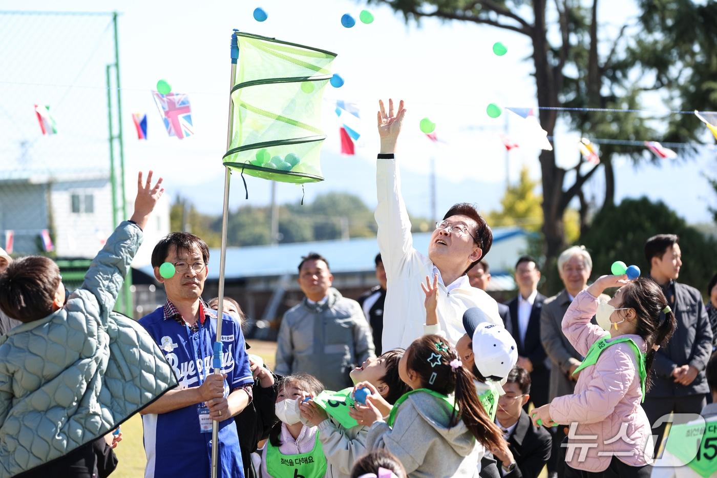 본문 이미지 - 이재명 대통령이 22일 전북 익산 왕궁초등학교에서 열린 가을 행복학교 체육한마당에서 어린이들과 함께 볼풀공 채우기를 하고 있다. (청와대통신사진기자단) 2026.10.22 ⓒ 뉴스1 이재명 기자