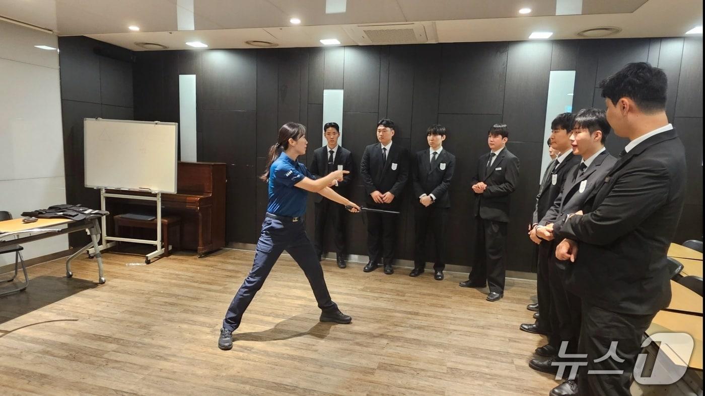 본문 이미지 - 울산남부경찰서가 22일 현대백화점에서 대비다중운집시설 안전역량 강화 교육을 실시했다.(울산남부경찰서 제공. 재판매 및 DB 금지)/뉴스1