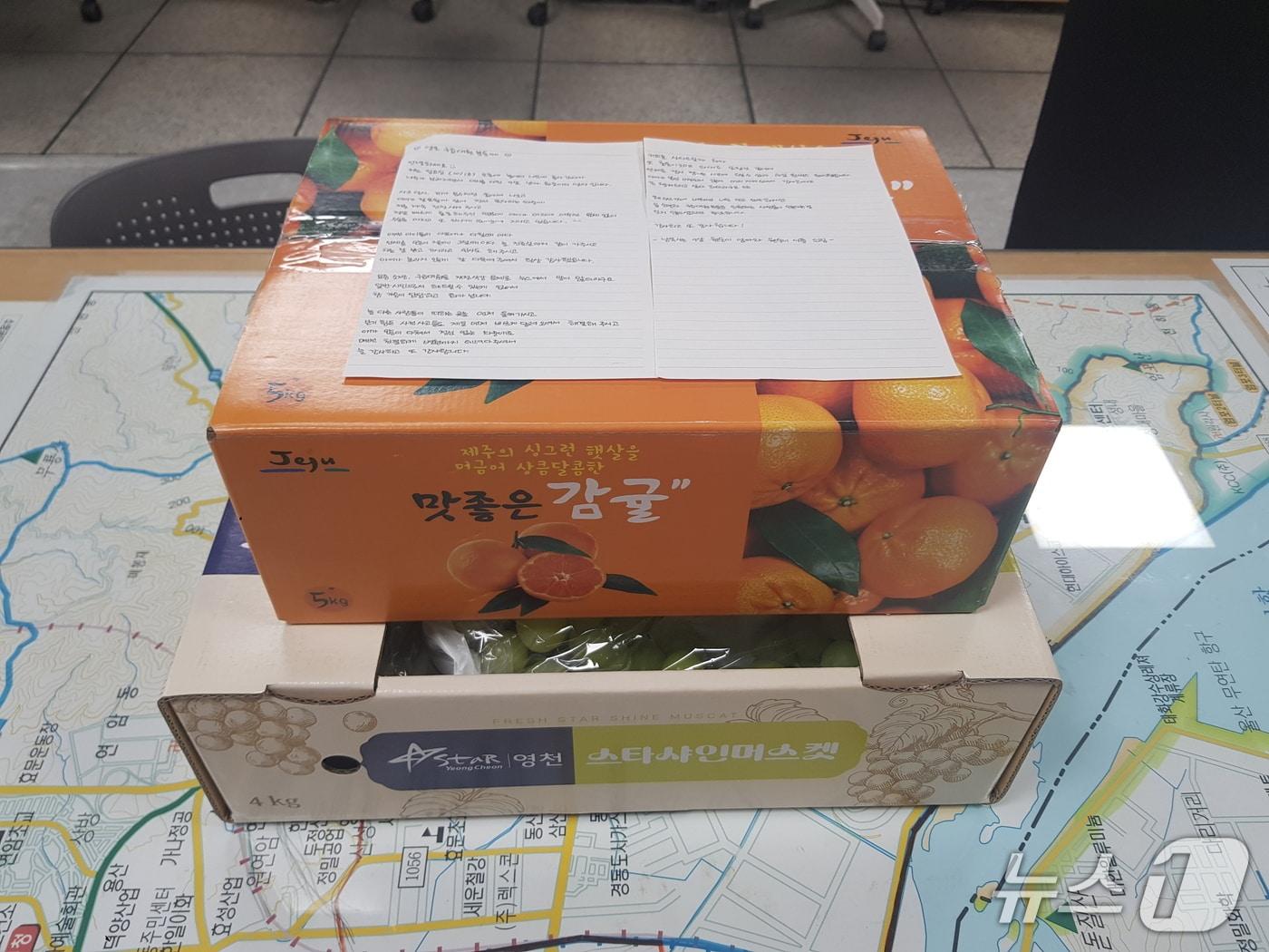 본문 이미지 - 지난 20일 오후 2시께 울산 북구 염포119안전센터에 9살 A 군과 그의 가족이 방문해 구급대원들에게 감사 편지와 위문품을 전달했다.(울산 북부소방서 제공. 재판매 및 DB 금지)/뉴스1