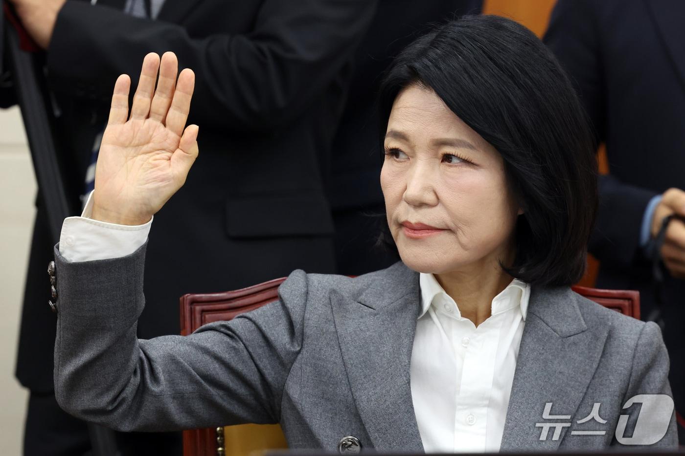 본문 이미지 - 이진숙 국민의힘 의원이 22일 서울 여의도 국회 과학기술정보방송통신위원회에서 열린 방송미디어통신위원회 등에 대한 국정감사 종합감사에서 발언 신청을 하고 있다. 2026.10.22 ⓒ 뉴스1 황기선 기자