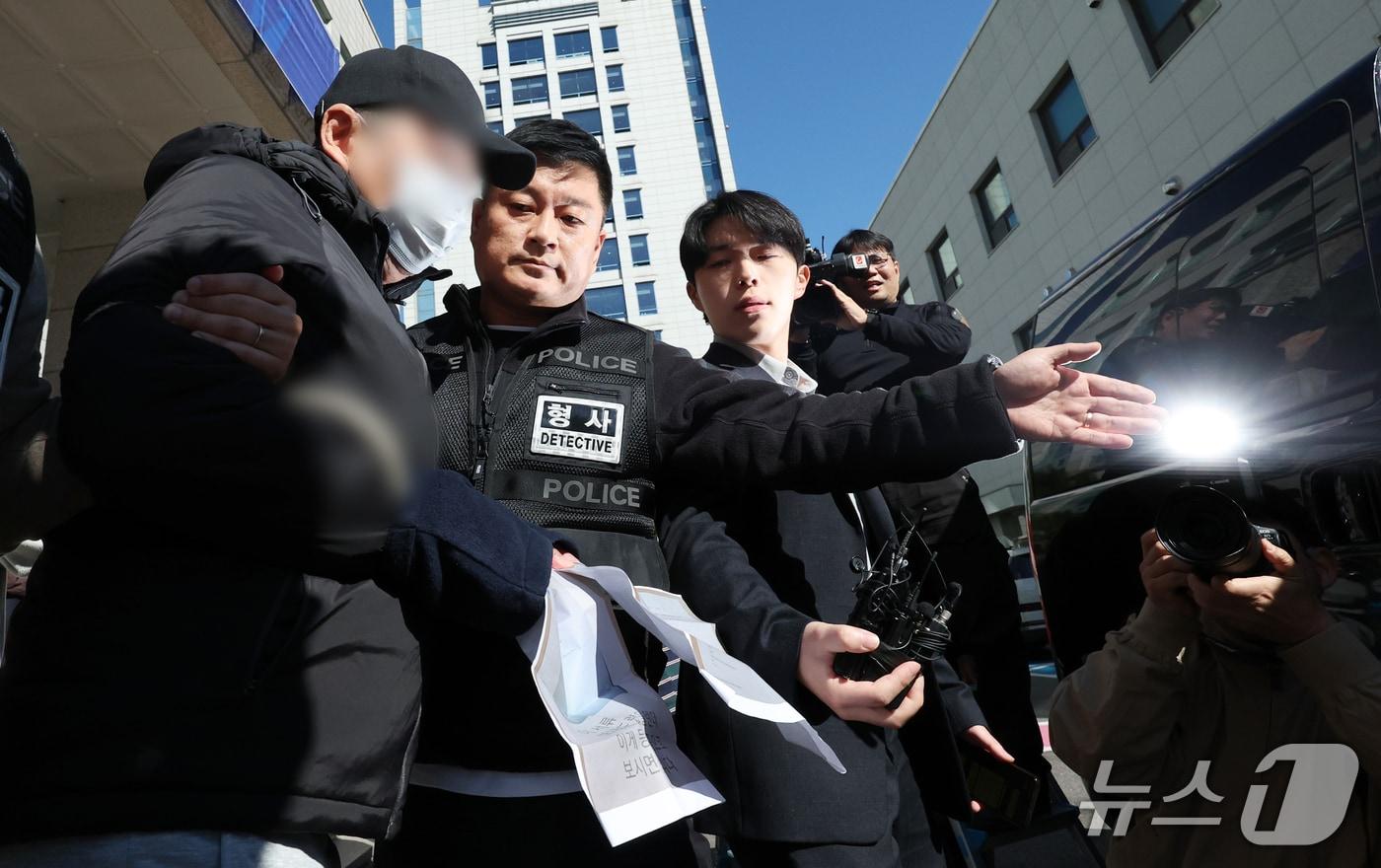 본문 이미지 - 22일 오후 서울 강남구 수서경찰서에서 '역삼동 70대 연쇄방화범' 피의자가 구속영장심사를 받기 위해 경찰서를 나서고 있다. ⓒ 뉴스1 김명섭 기자
