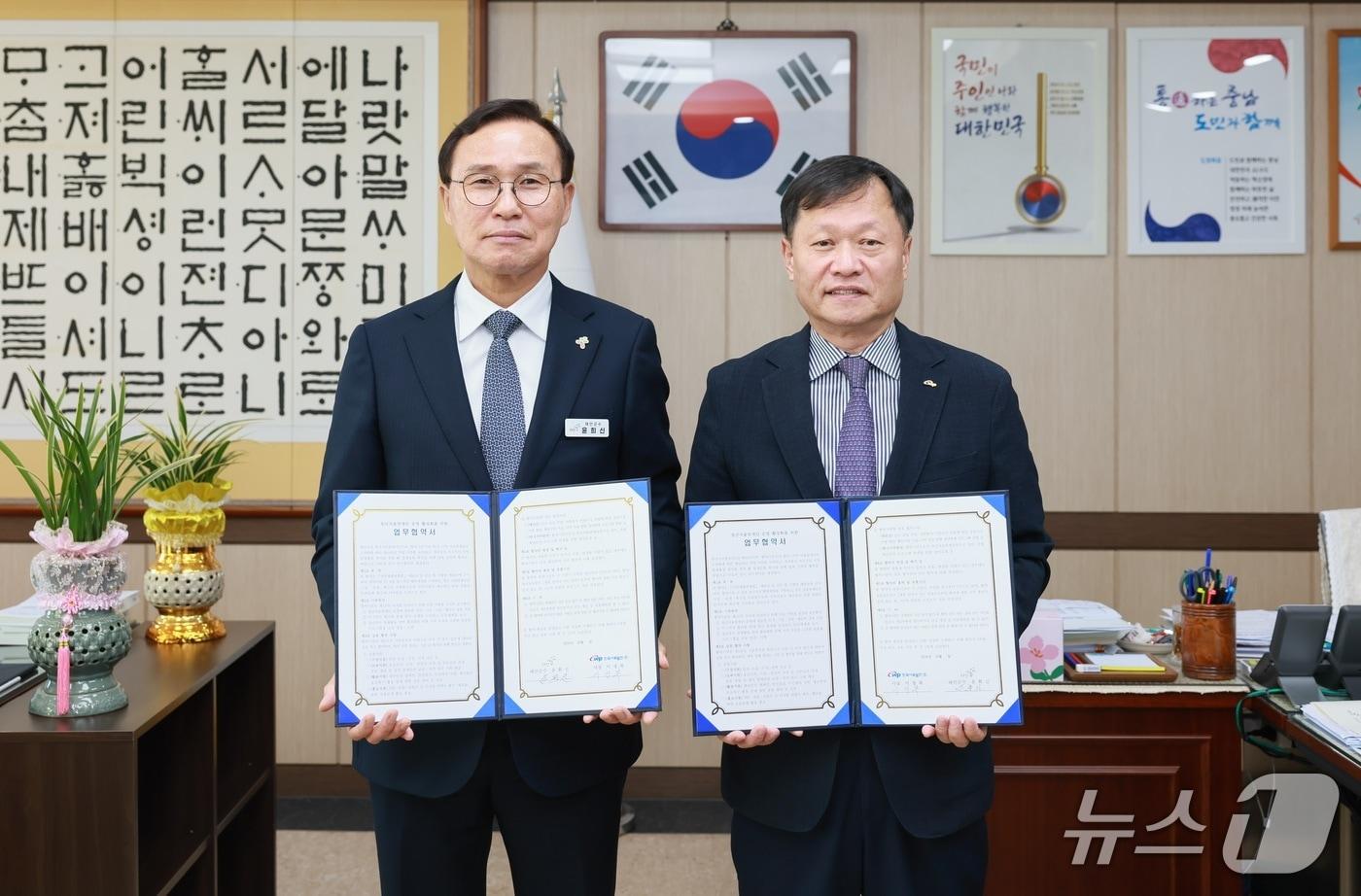 본문 이미지 - 22일 충남 태안군청에서 열린 '청년자율방재단 운영 활성화를 위한 업무협약식'에서 이정복 한국서부발전 사장(오른쪽)과 윤희신 태안군수가 협약서를 들고 기념촬영을 하고 있다.(서부발전 제공. 재판매 및 DB 금지)