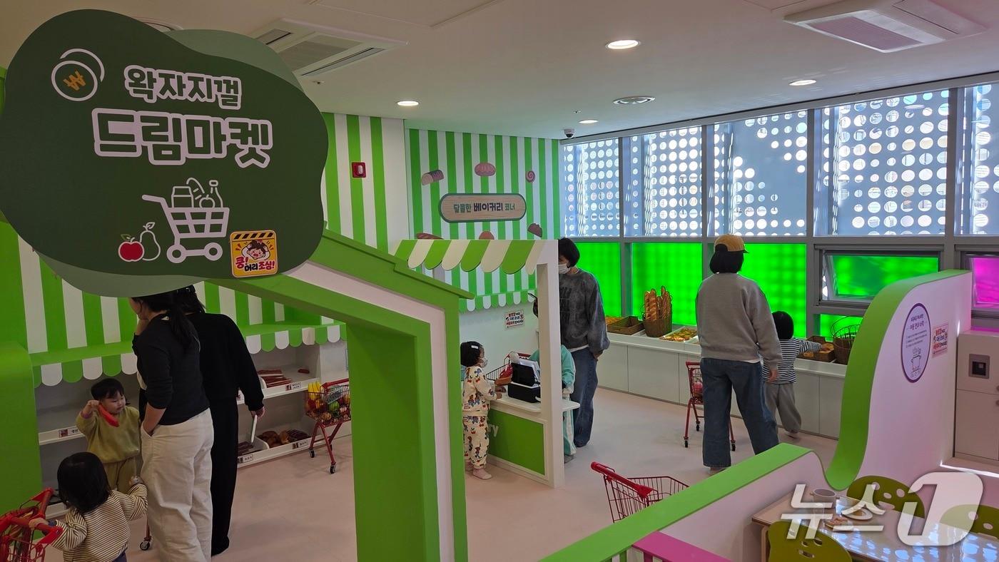 본문 이미지 - 22일 대구 서구 중리동 헬스앤키즈드림센터 2층 '드림팡팡 키즈카페'에서 아이들이 장난감 카트에 물건을 담고 계산하는 등 마트 놀이를 즐기고 있다. 2026.10.22 ⓒ 뉴스1 이성덕 기자