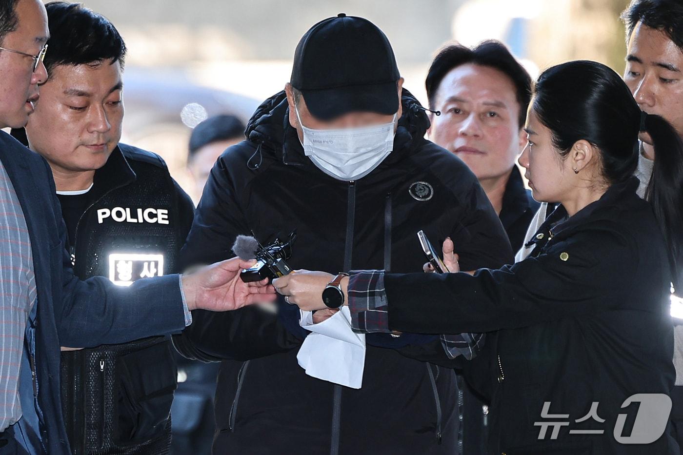 본문 이미지 - '역삼동 70대 연쇄방화범' 피의자가 22일 서울 서초구 서울중앙지방법원에서 열린 구속 전 피의자 심문(영장실질심사)에 출석하고 있다. 2026.10.22 ⓒ 뉴스1 김도우 기자