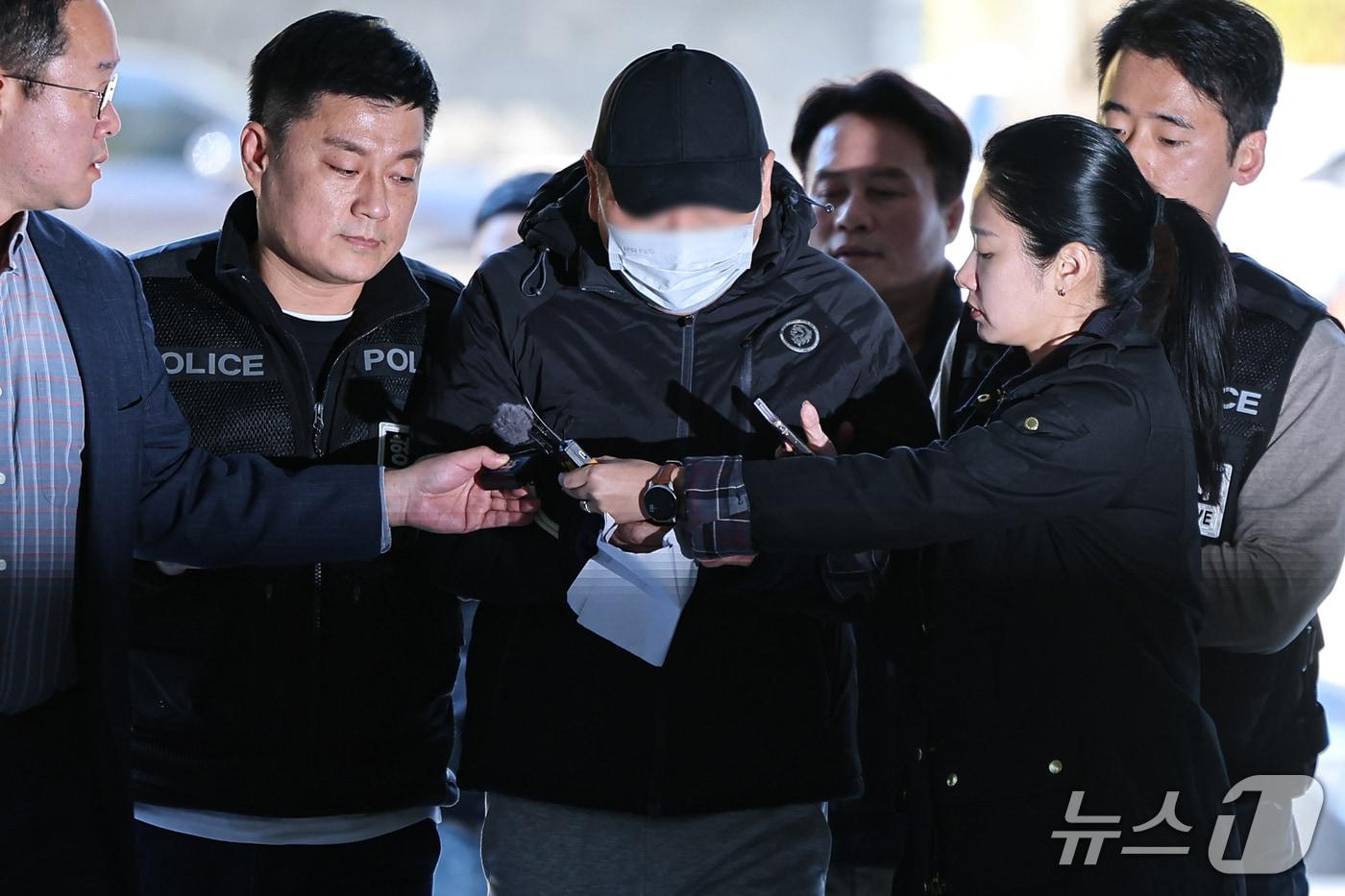 본문 이미지 - '역삼동 70대 연쇄방화범' 피의자가 22일 서울 서초구 서울중앙지방법원에서 열린 구속 전 피의자 심문(영장실질심사)에 출석하고 있다. 2026.10.22 ⓒ 뉴스1 김도우 기자