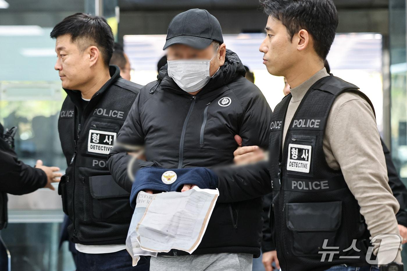 본문 이미지 - '역삼동 70대 연쇄방화범' 피의자 70대 남성 이 모 씨가 22일 서울 서초구 서울중앙지방법원에서 열린 구속 전 피의자 심문(영장실질심사)에 출석하고 있다.ⓒ 뉴스1 김도우 기자