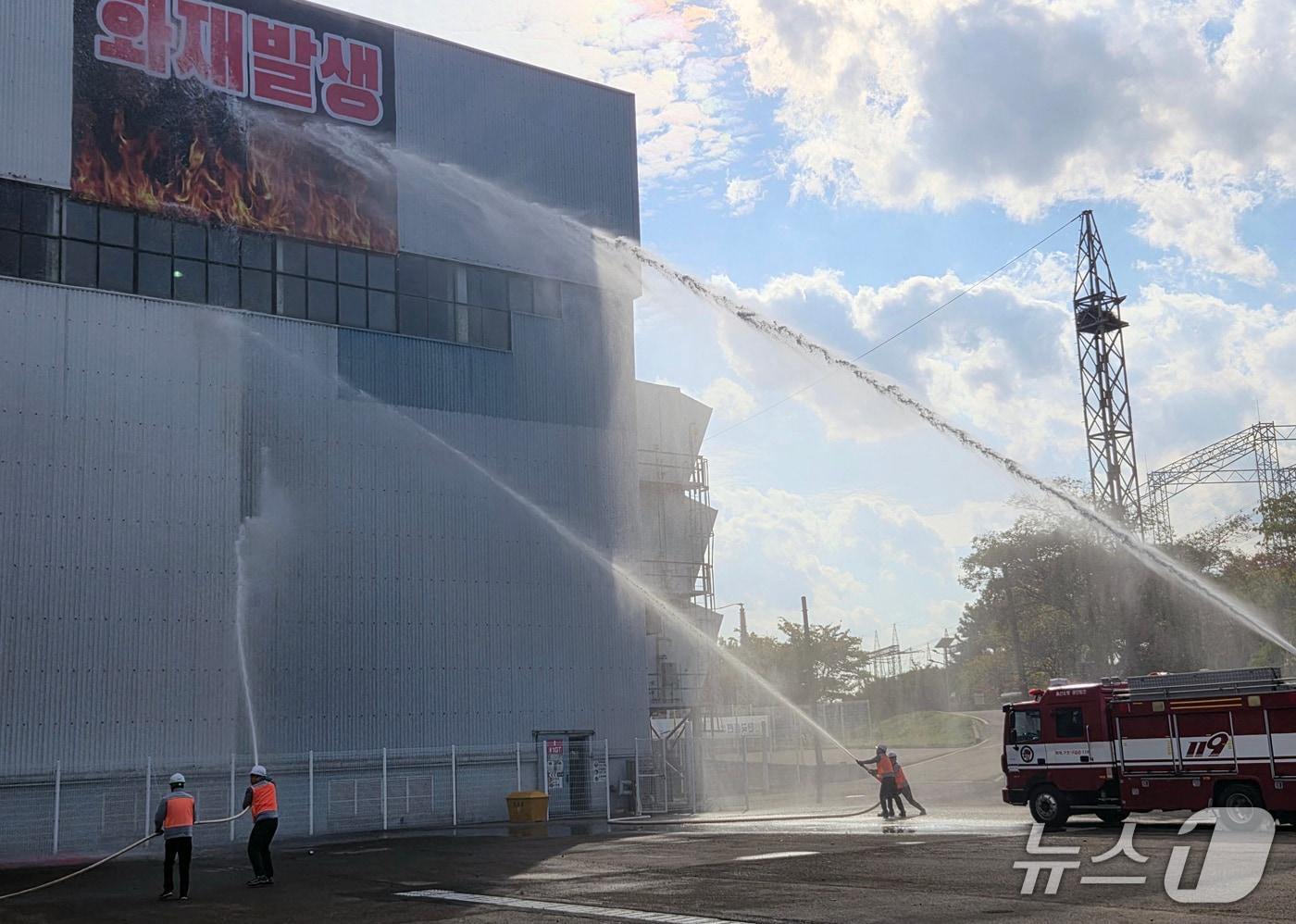 본문 이미지 - 지난 21일 한국동서발전 울산발전본부에서 재난대응 안전한국훈련이 열리고 있다. (동서발전 제공. 재판매 및 DB 금지) /뉴스1