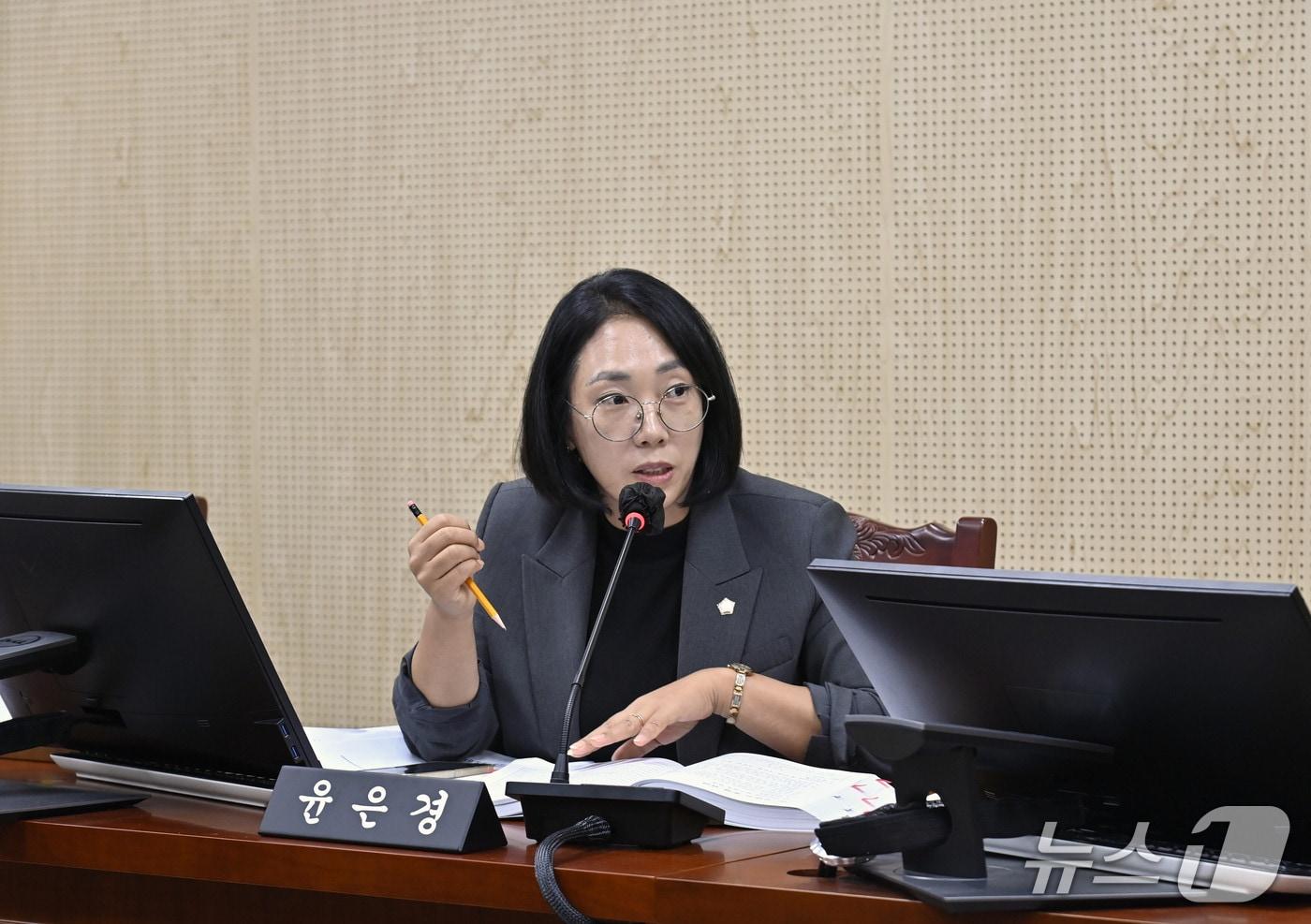 본문 이미지 - 지난 21일 윤은경 전남광주통합특별시 북구의원이 전날 행정자치위원회 행정사무감사에서 수의계약 관리체계의 문제점을 지적하고 있다.(전남광주 북구의회 제공. 재판매 및 DB 금지)