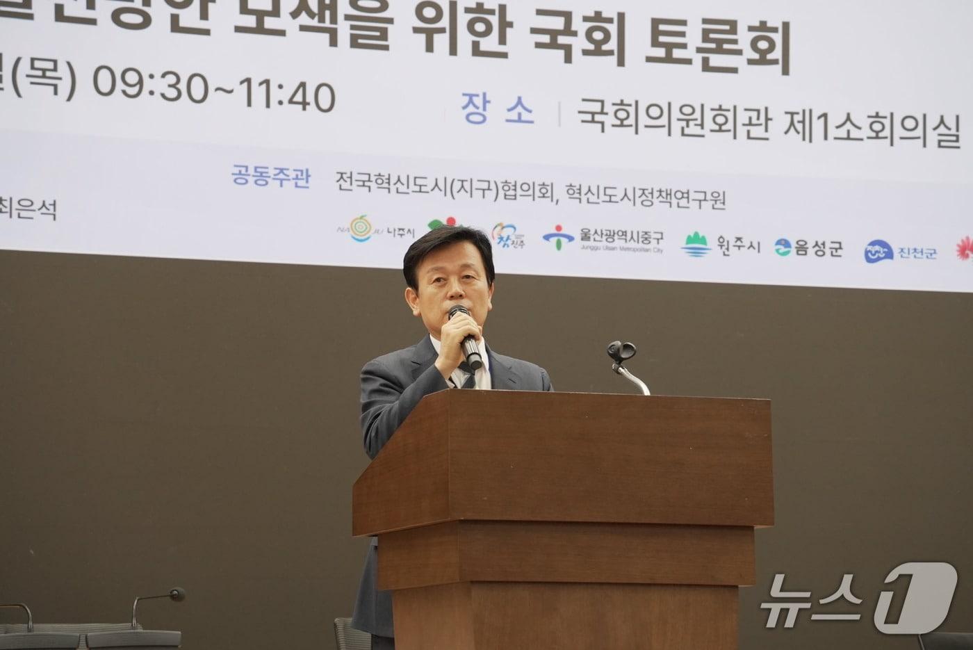 본문 이미지 - 조규일 진주시장이 22일 국회에서 열린 토론회에서 2차 이전의 공공기관 집적화에 대해 발표하고 있다(진주시 제공. 재판매 및 DB 금지).