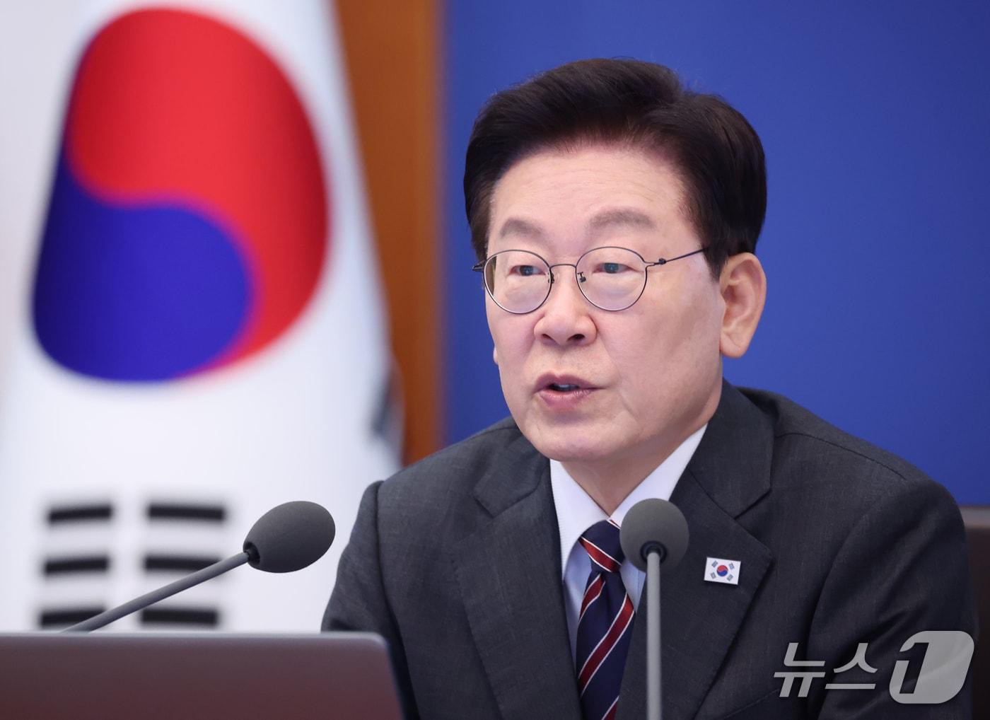 본문 이미지 - 이재명 대통령이 22일 청와대에서 열린 수석보좌관회의에서 발언하고 있다. 2026.10.22 ⓒ 뉴스1 이재명 기자