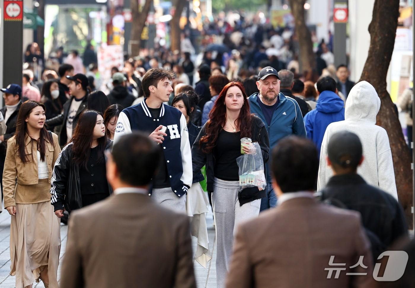본문 이미지 -  오후 여행객으로 북적이는 서울 중구 명동 거리의 모습. 2026.10.22 ⓒ 뉴스1 최지환 기자