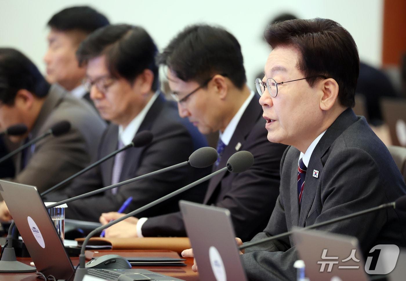 본문 이미지 - 이재명 대통령이 22일 청와대에서 열린 수석보좌관회의에서 발언하고 있다. 2026.10.22 ⓒ 뉴스1 이재명 기자