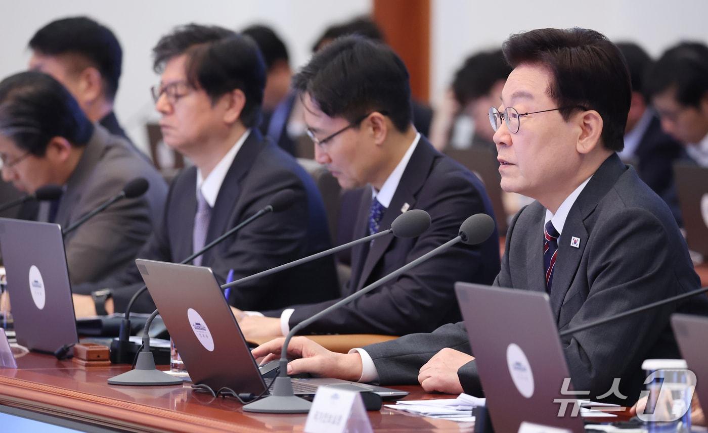 본문 이미지 - 이재명 대통령이 22일 청와대에서 열린 수석보좌관회의에서 발언하고 있다. 2026.10.22 ⓒ 뉴스1 이재명 기자