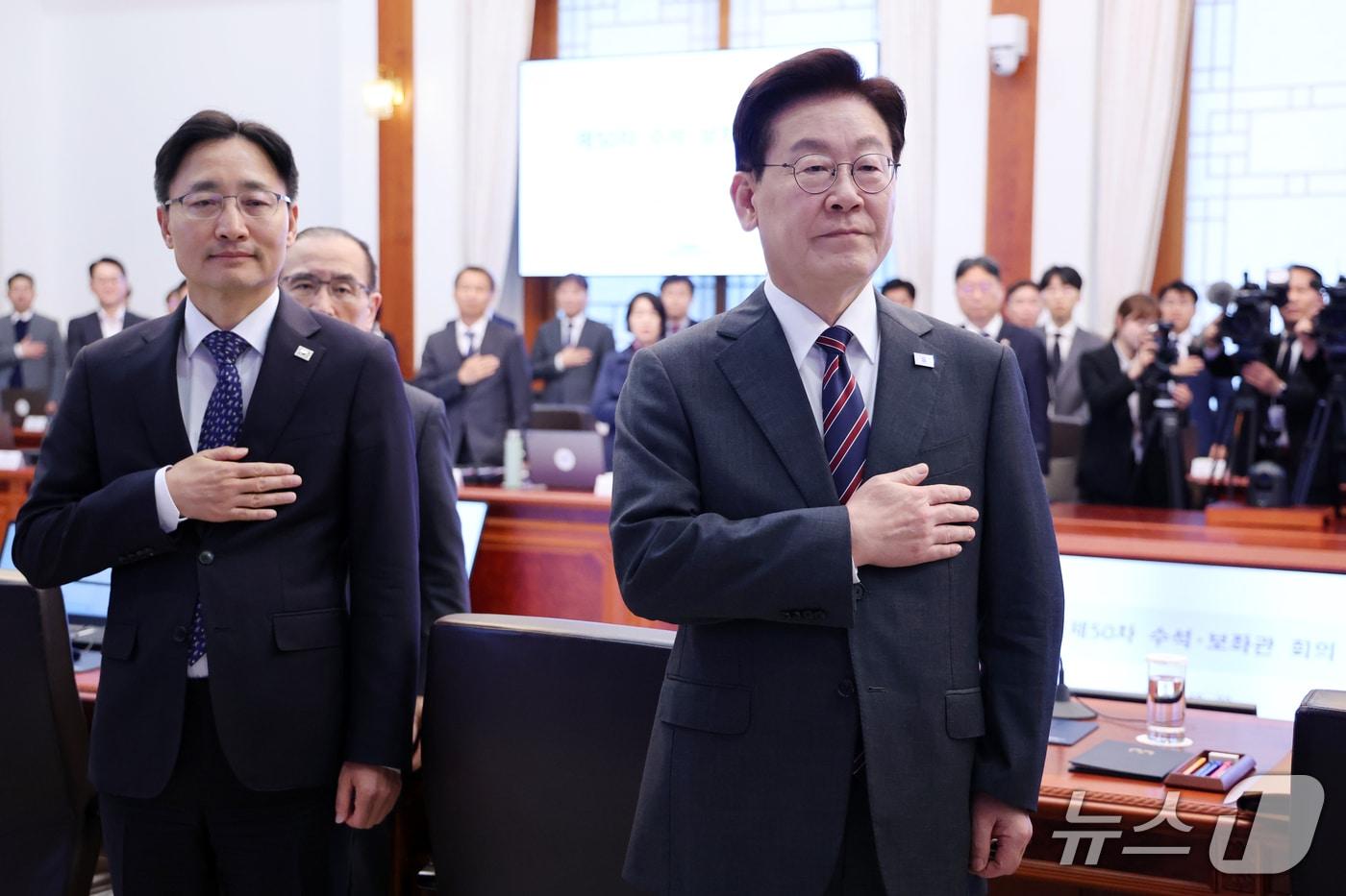 본문 이미지 - 이재명 대통령이 22일 청와대에서 열린 수석보좌관회의에서 국민의례를 하고 있다. 2026.10.22 ⓒ 뉴스1 이재명 기자