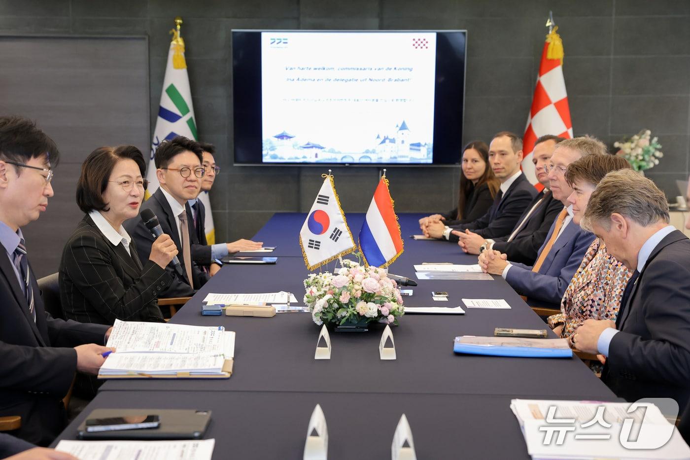 본문 이미지 - 22일 도담소에서 추미애 경기도지사, 이나 아데마 네덜란드 노트르브라반트주지사가 면담을 하고있다.(경기도 제공. 재판매 및 DB 금지)