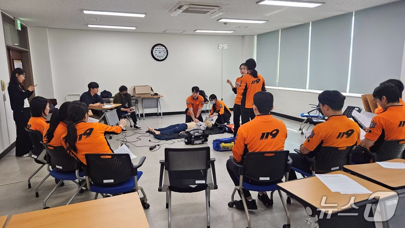 본문 이미지 - 전남광주소방 구급대원들이 '스마트 의료지도 시범사업'에 참여해 의료진으로부터 전문지식을 교육 받고 있다.(전남광주소방본부 제공. 재판매 및 DB 금지.)/뉴스1