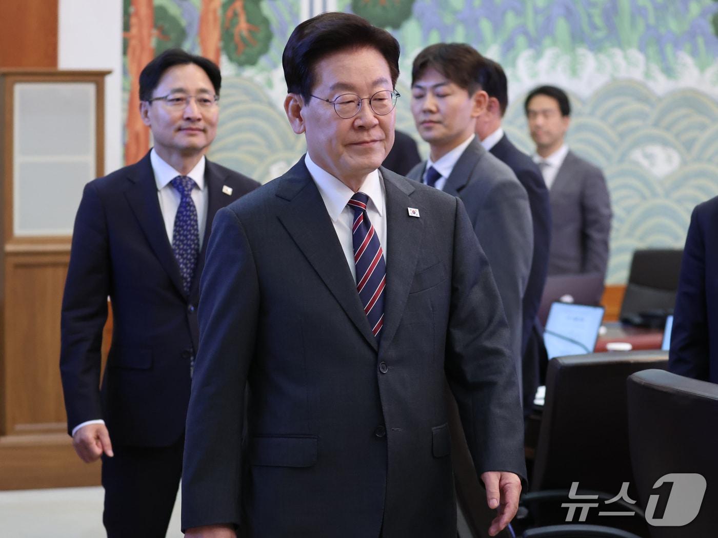 본문 이미지 - 이재명 대통령이 22일 청와대에서 열린 수석보좌관회의에 입장하고 있다. 2026.10.22 ⓒ 뉴스1 이재명 기자