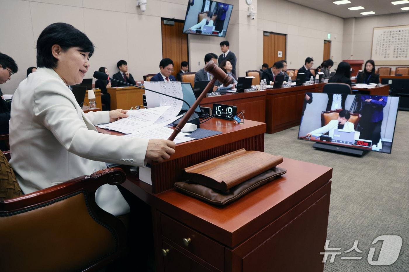 본문 이미지 - 서영교 법사위원장이 22일 오후 서울 여의도 국회에서 열린 법제사법위원회 전체회의에서 의사봉을 두드리고 있다. 이날 국회 법제사법위원회는 최길수 특별감찰관 후보자에 대한 인사청문경과보고서를 채택했다. 2026.10.22 ⓒ 뉴스1 황기선 기자
