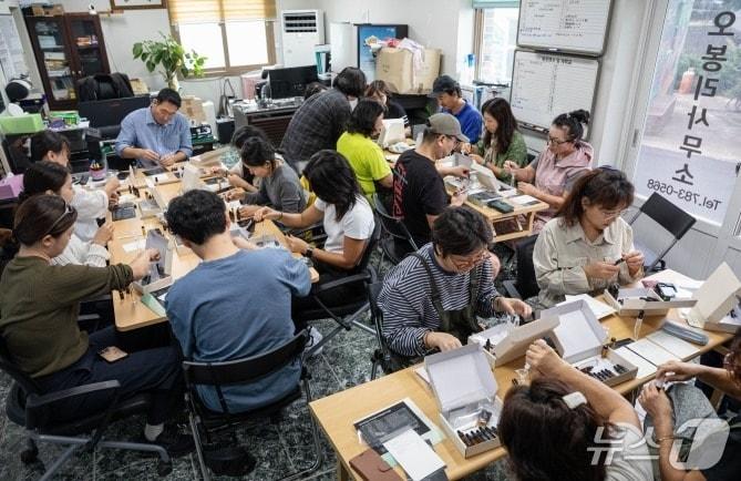 본문 이미지 - 제주시 우도면 오봉리사무소에서 열린 테스트 투어 '향으로 기억하는 우도, 이야기로 완성하는 섬'.(제주시 제공, 재판매 및 DB 금지)