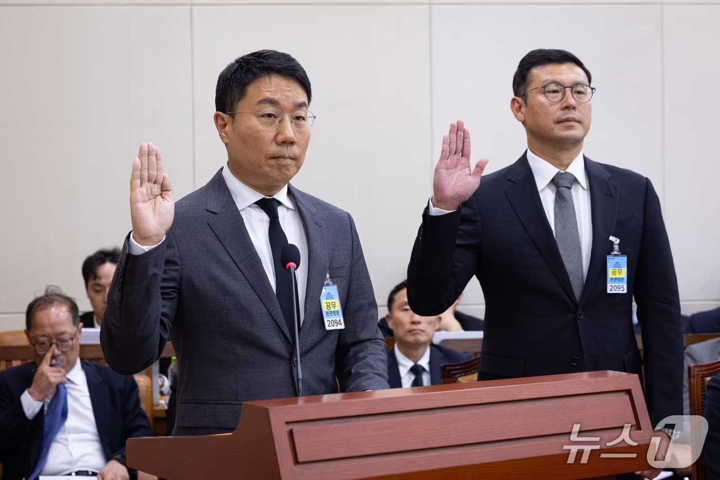본문 이미지 - 윤구 구글코리아 사장(왼쪽)과 김주연 우아한형제들 최고재무책임자(CFO)가 22일 서울 여의도 국회에서 열린 재정경제기획위원회의 재정경제부 등에 대한 국정감사 종합감사에 일반증인으로 출석해 증인 선서를 하고 있다. 2026.10.22 ⓒ 뉴스1 유승관 기자