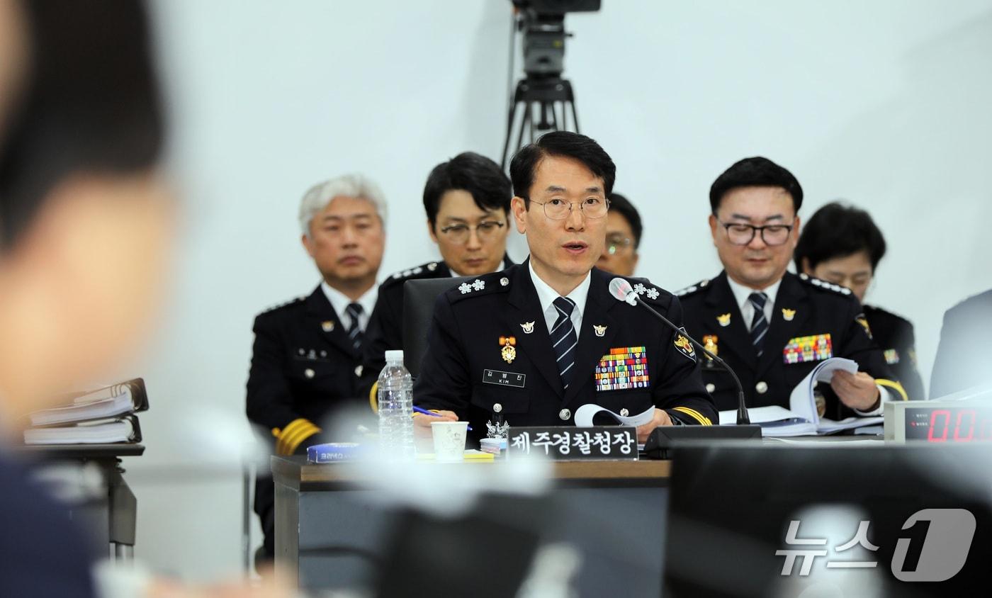 본문 이미지 - 22일 오후 제주경찰청에서 열린 국회 행정안전위원회 국정감사에서 김병찬 제주경찰청장이 발언하고 있다.2026.10.22 ⓒ 뉴스1 고동명 기자