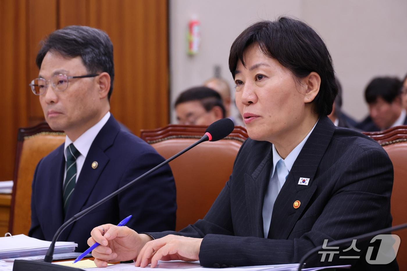 본문 이미지 - 송미령 농림축산식품부 장관이 22일 서울 여의도 국회에서 열린 농림축산식품해양수산위원회의 농림축산식품부 등에 대한 종합감사에서 의원 질의에 답변하고 있다. 2026.10.22 ⓒ 뉴스1 신웅수 기자