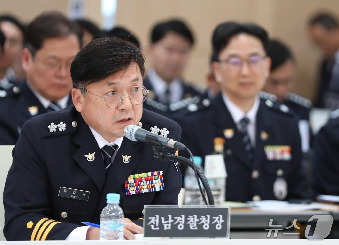 본문 이미지 - 김호승 전남경찰청장이 22일 전남광주통합특별시 광주청사 중회의실에서 열린 국회 행정안전위원회 국정 감사에서 질의에 답변을 하고 있다. 2026.10.22 ⓒ 뉴스1 안재영 기자