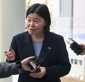 본문 이미지 - 임은정 광주중수청장이 22일 전북 전주시 전북경찰청을 찾아 신효섭 전북경찰청장 접견에 앞서 취재진의 질의에 답변을 하고 있다. 2026.10.22 ⓒ 뉴스1 유경석 기자