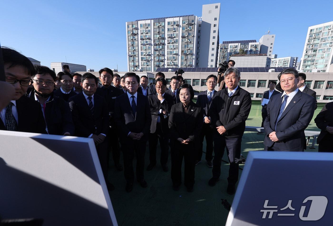 본문 이미지 - 한성숙 국무총리가 22일 서울 강서구 구 공항고등학교 부지를 찾아 주택 공급 현장 점검을 하고 있다. 2026.10.22 ⓒ 뉴스1 김성진 기자