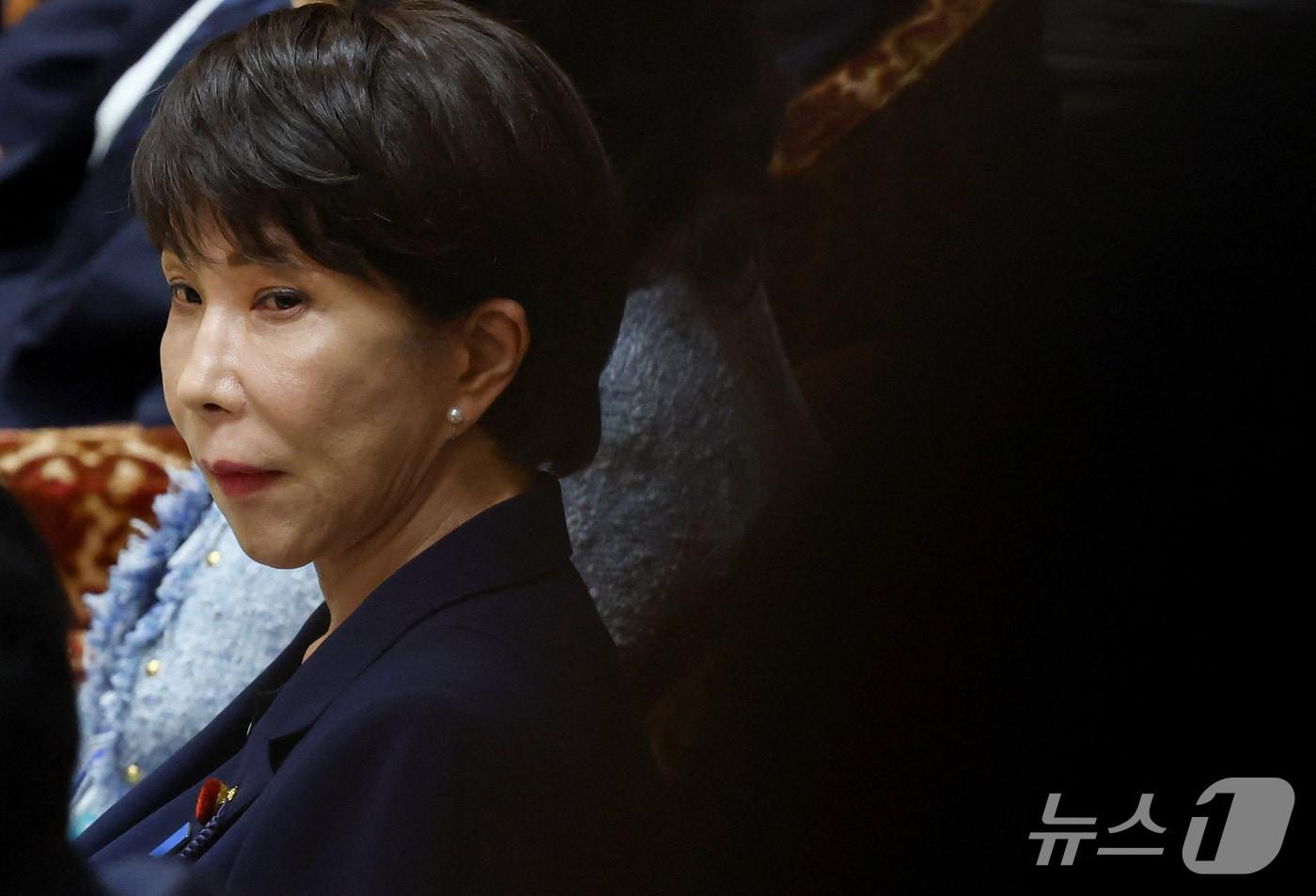 본문 이미지 - 다카이치 사나에 일본 총리가 14일(현지시간) 참의원 예산위원회에 출석해 의원들의 발언을 듣고 있다. 2026.10.14 ⓒ 로이터=뉴스1