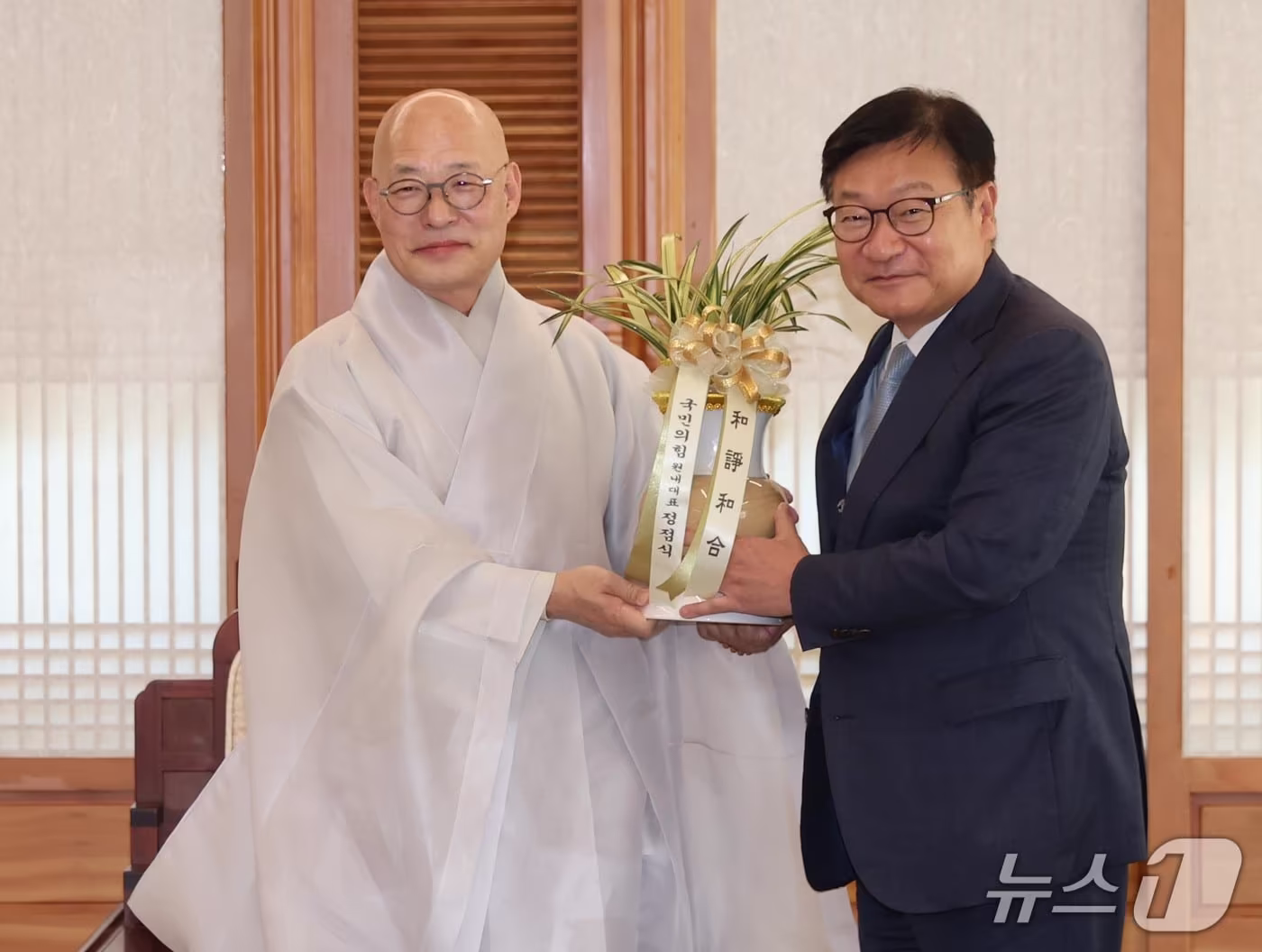 본문 이미지 - 정점식 국민의힘 원내대표가 22일 조계사 한국불교역사문화기념관에서 대한불교 조계종 총무원장 진우스님을 예방하며 난을 선물하고 있다. 2026.10.22 ⓒ 뉴스1 국회사진기자단