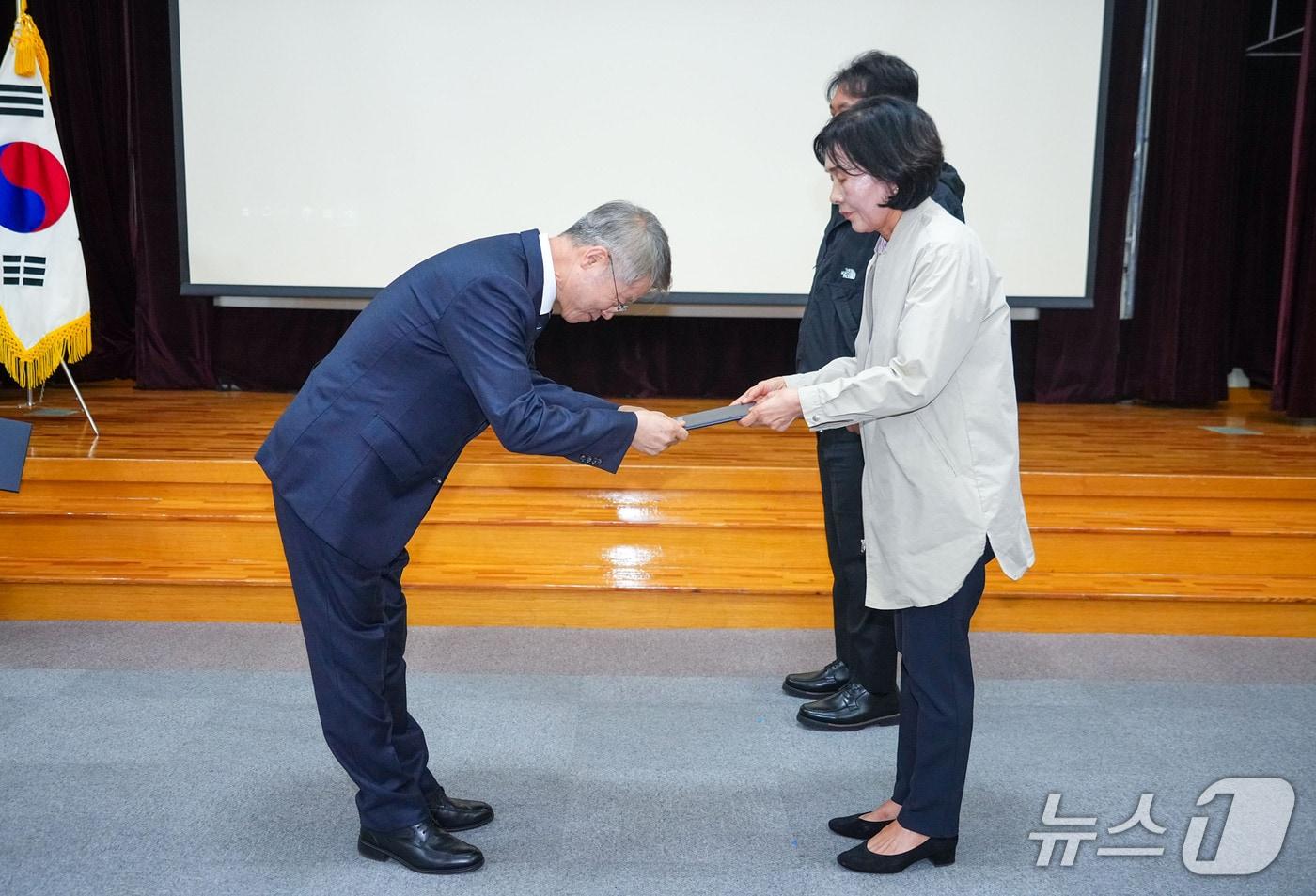 본문 이미지 - 민형배 전남광주통합특별시장이 22일 서구 일가정양립지원본부에서 열린 ‘2026년 공약평가 시민배심원단 1차 회의’에 참석해 시민배심원 대표에게 위촉장을 전달하고 있다.)전남광주통합특별시 제공. 재판매 및 DB 금지.)