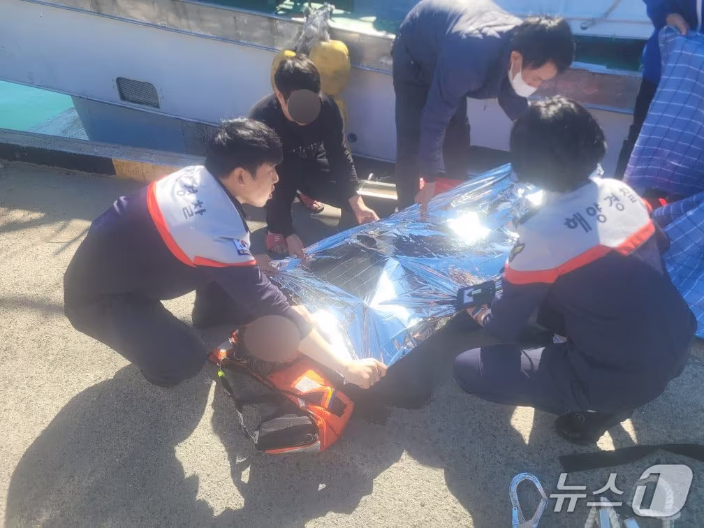 본문 이미지 - 22일 오후 1시 15분경 방어진항 냉동창고 인근에서 추락한 남성이 해경에 구조되고 있다.(울산해경 제공. 재판매 및 DB 금지)/뉴스1