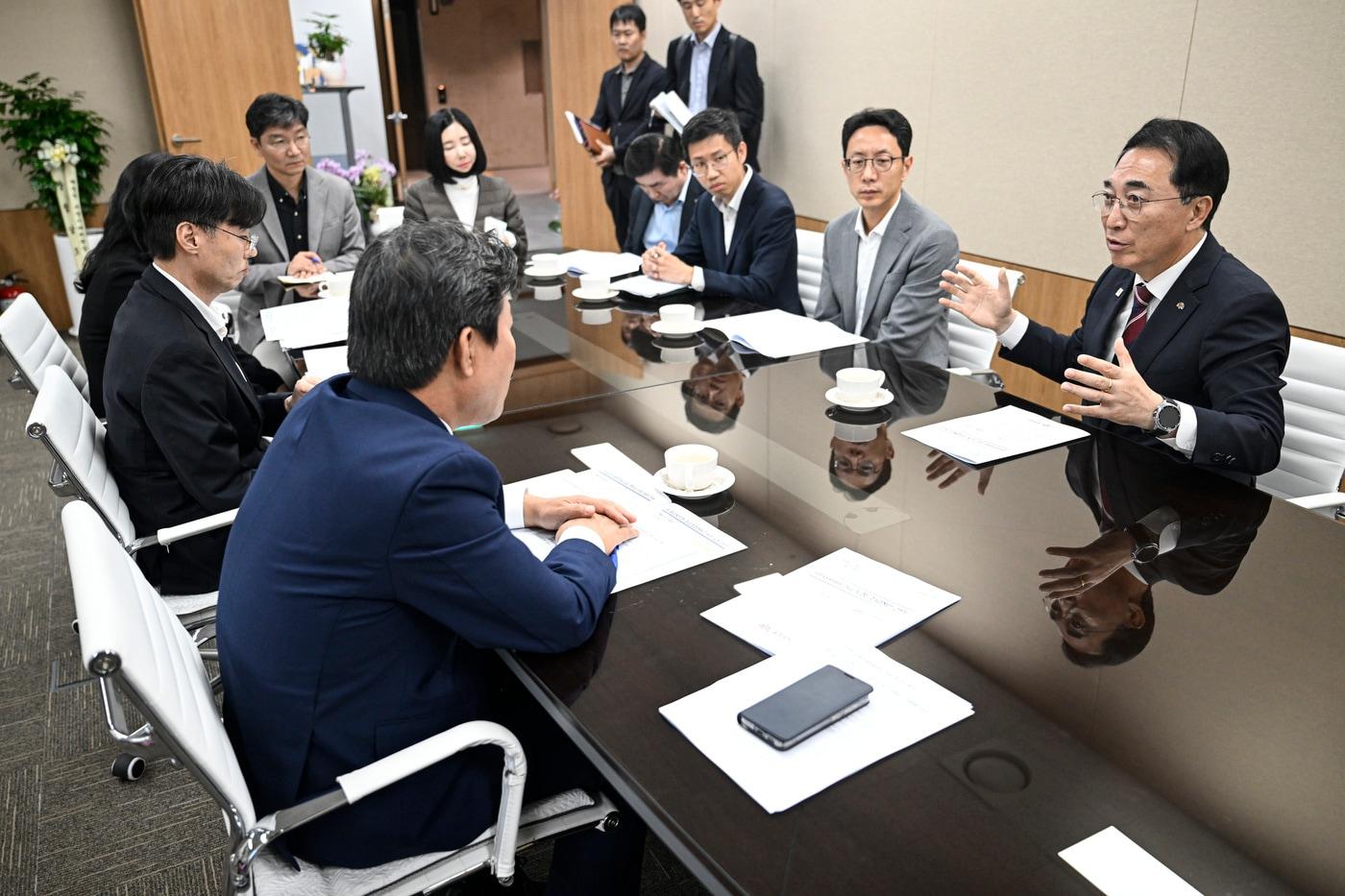 본문 이미지 -  박수현 충남지사(오른쪽)가 박정현 지방시대위원장에게 도 주요 현안을 설명하고 있다.(도 제공. 재판매 및 DB 금지)/뉴스1