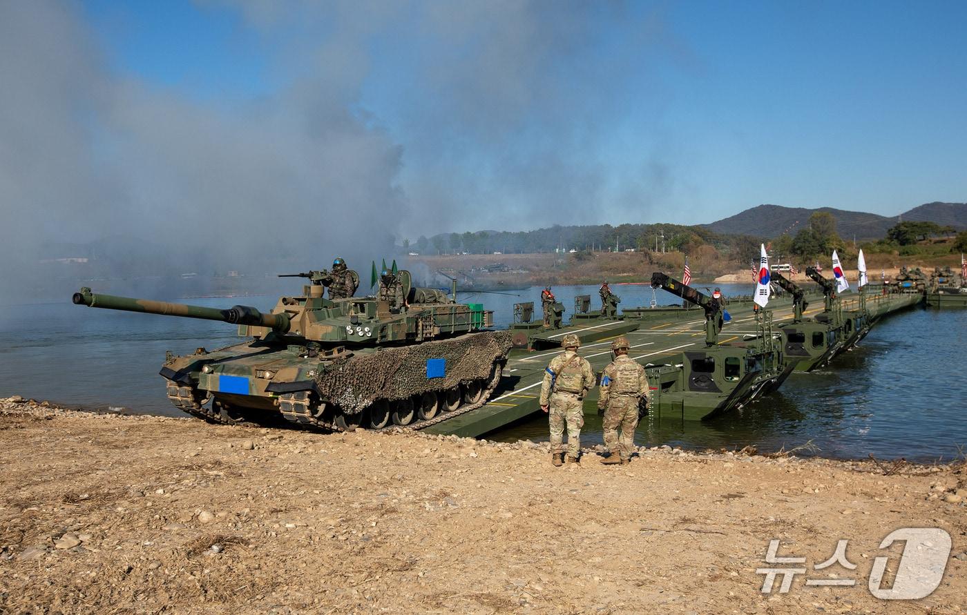본문 이미지 - 22일 한미연합 제병협동 도하훈련에 참가한 K2전차가 한미연합 공병이 구축한 연합 부교를 통해 도하고 있다. (육군 제공. 재판매 및 DB 금지) 2026.10.22 ⓒ 뉴스1
