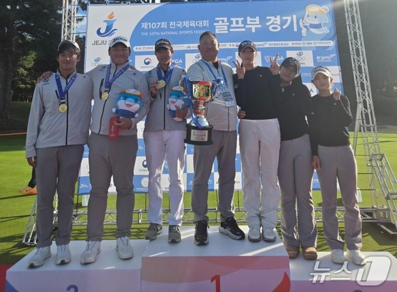 본문 이미지 - 충북 골프 선수단.(충북체육회 제공. 재판매 및 DB 금지) 2026.10.22/뉴스1