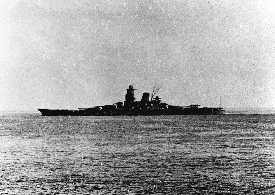 본문 이미지 - 레이테만 해전에서 격침된 일본 전함 무사시. (출처: Naval History & Heritage Command, Public domain, via Wikimedia Commons)
