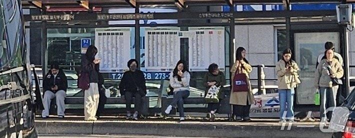본문 이미지 - 23일 파주 판문점의 아침 기온이 영하 0.4도까지 내려가는 등 경기북부를 중심으로 쌀쌀한 날씨를 보이고 있다. 사진은 지난 22일 오전 경기 수원시 한 버스정류장에서 버스를 기다리는 시민들. 2026.10.22 ⓒ 뉴스1 김기현 기자