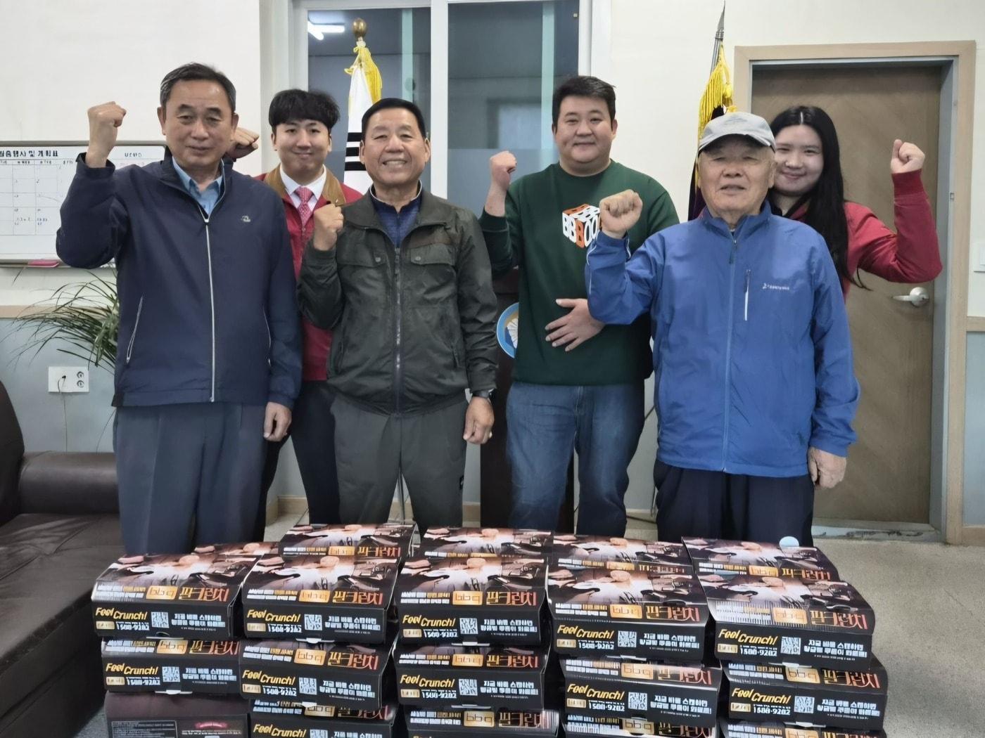 본문 이미지 - BBQ제너시스 그룹은 경기도 안성시에 위치한 안성재향경우회 회관을 찾아 전직 경찰관 30여 명을 대상으로 '찾아가는 치킨릴레이' 행사를 통해 치킨을 전달했다.(BBQ 제공)
