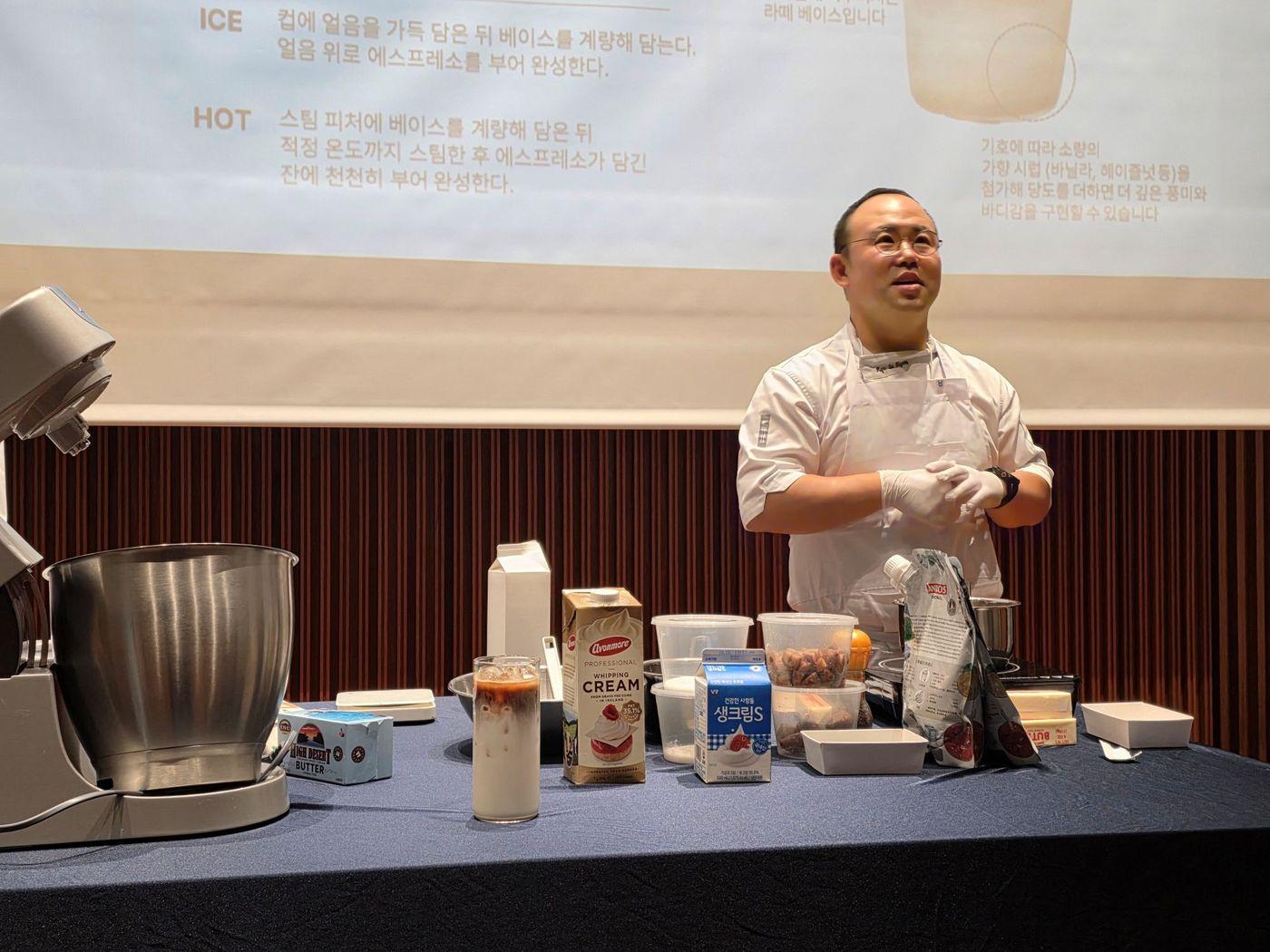 본문 이미지 - 남양유업 생크림과 프리미엄 버터 등을 활용한 레시피를 발표 중인 류주형 남양유업 FS사업부문 차장.(남양유업 제공)