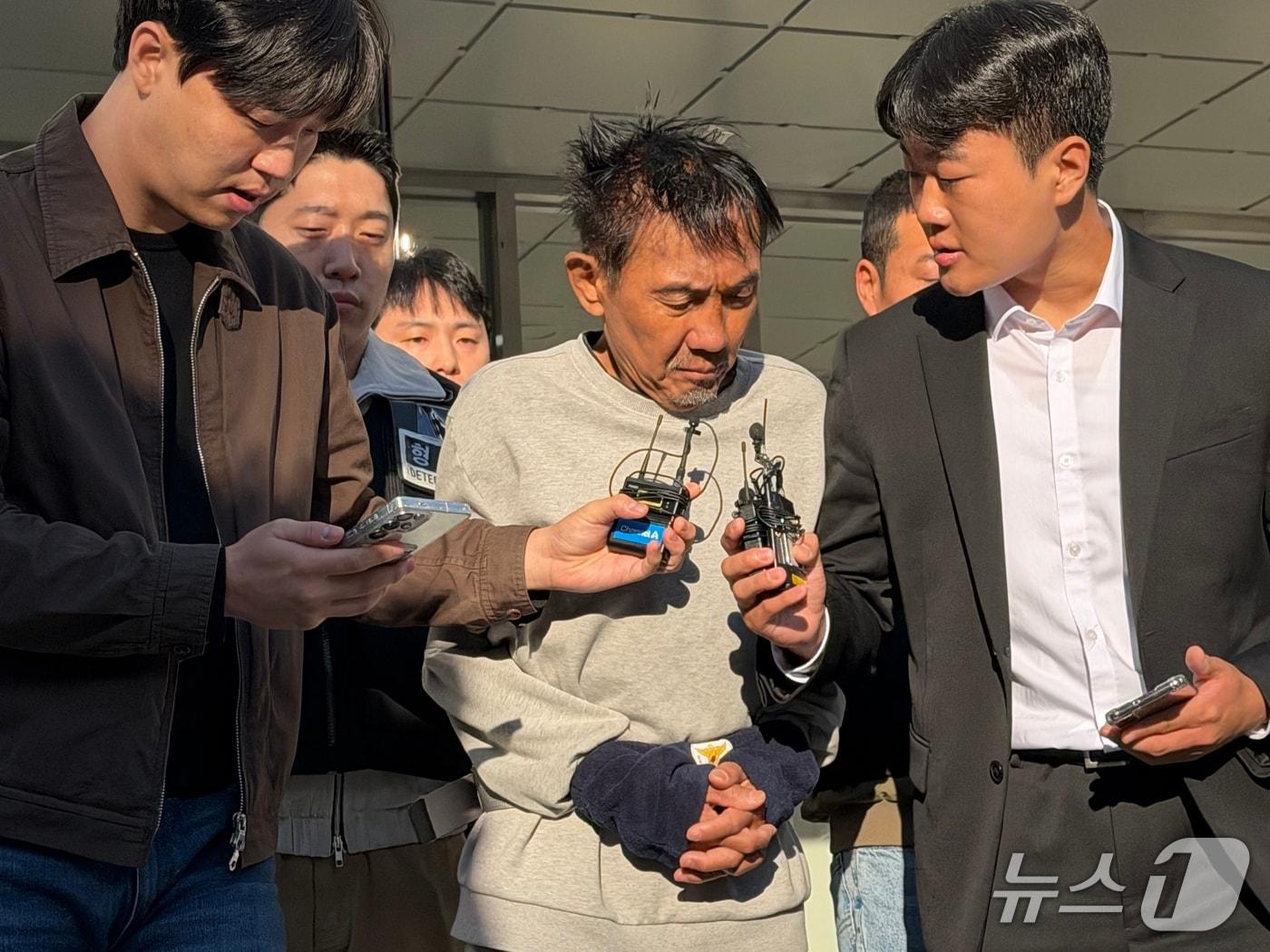 본문 이미지 - 23일 오전 8시 20분쯤 인천 남동경찰서 앞에서 모습을 드러낸 최충락. 인천 남동경찰서는 살인미수 혐의로 구속한 최충락을 이날 인천지방공소청에 송치했다.2026.10.23 ⓒ 뉴스1 박소영 기자