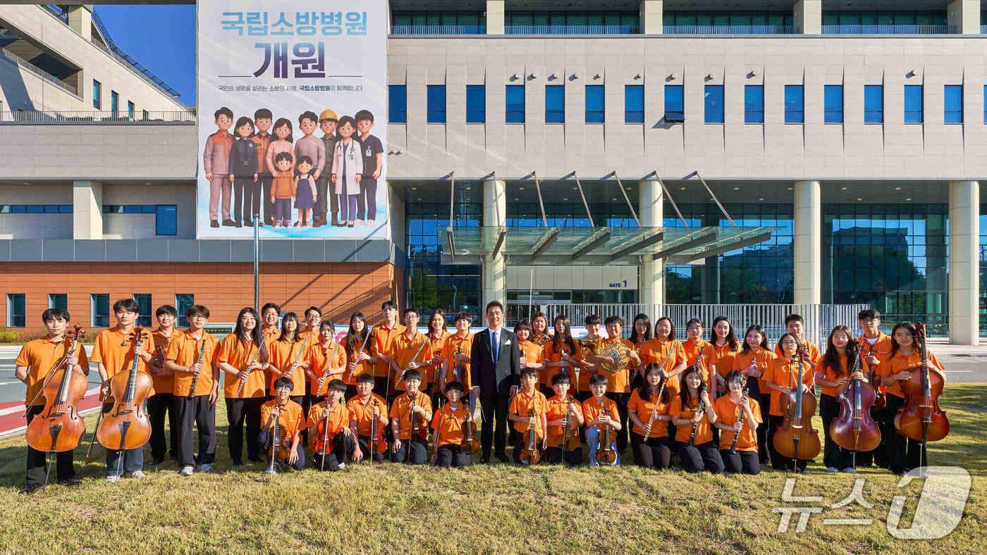 본문 이미지 -  지난 10월 22일 한화그룹이 지원하는 한화청소년오케스트라가 국립소방병원에서 환자와 보호자, 의료진을 위한 작은 연주회를 열고, 따뜻한 위로와 응원의 메시지를 전했다. 사진은 단원들의 기념촬영.(한화 제공) 