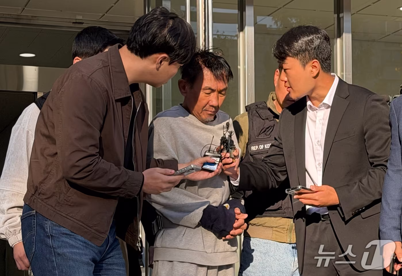 본문 이미지 - 인천 대형 상업시설에서 흉기난동을 벌여 살인미수 혐의로 구속된 최충락이 23일 오전 인천 남동경찰서에서 인천지방공소청으로 송치되고 있다. 2026.10.23 ⓒ 뉴스1 박소영 기자