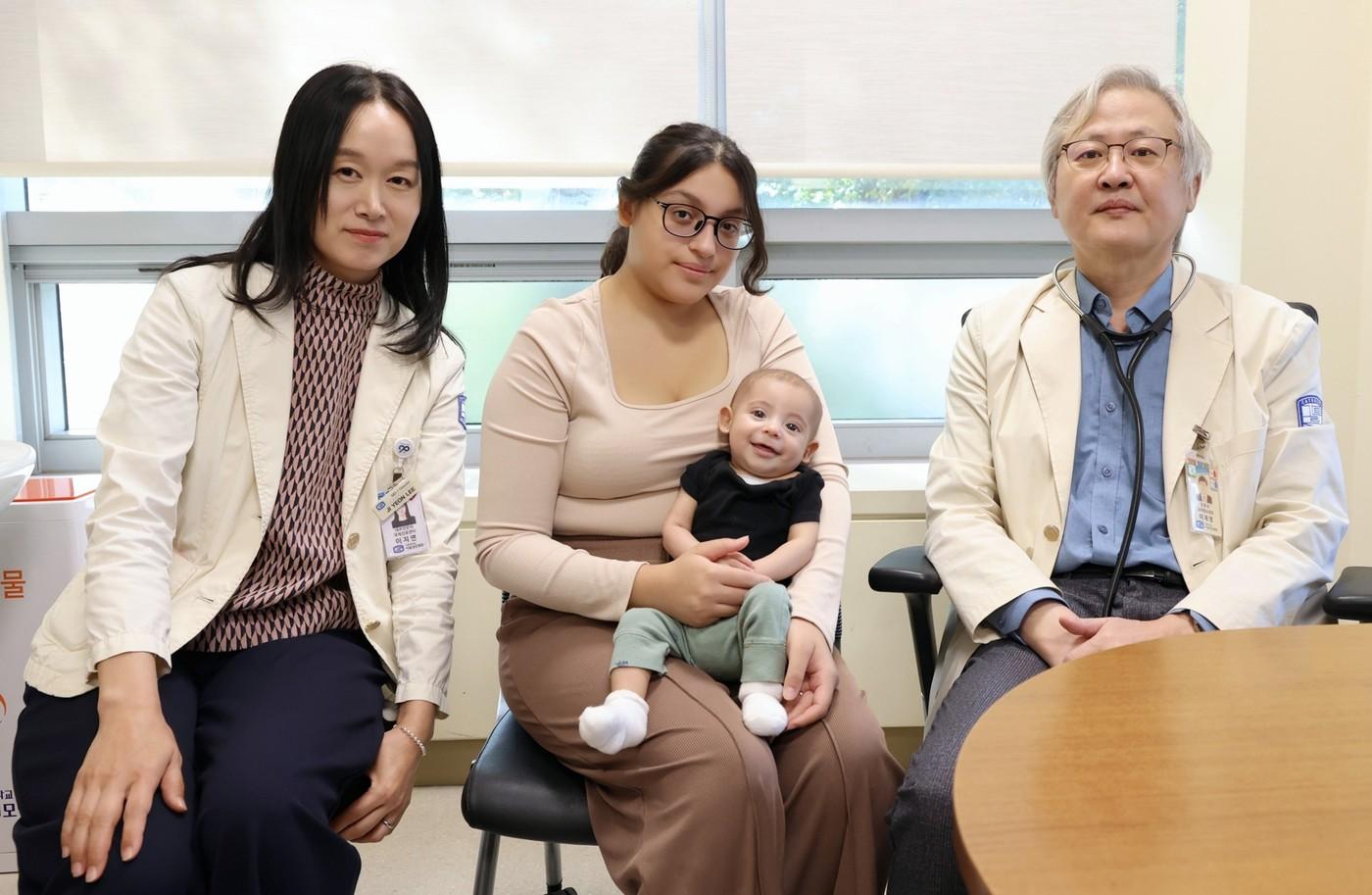 본문 이미지 - 심부전 증상으로 심장 수술을 받은 미군 가족 신생아와 국제진료센터장 이지연 교수(왼쪽), 소아청소년 심장병 클리닉을 이끌고 있는 이재영 교수(오른쪽).(서울성모병원 제공)