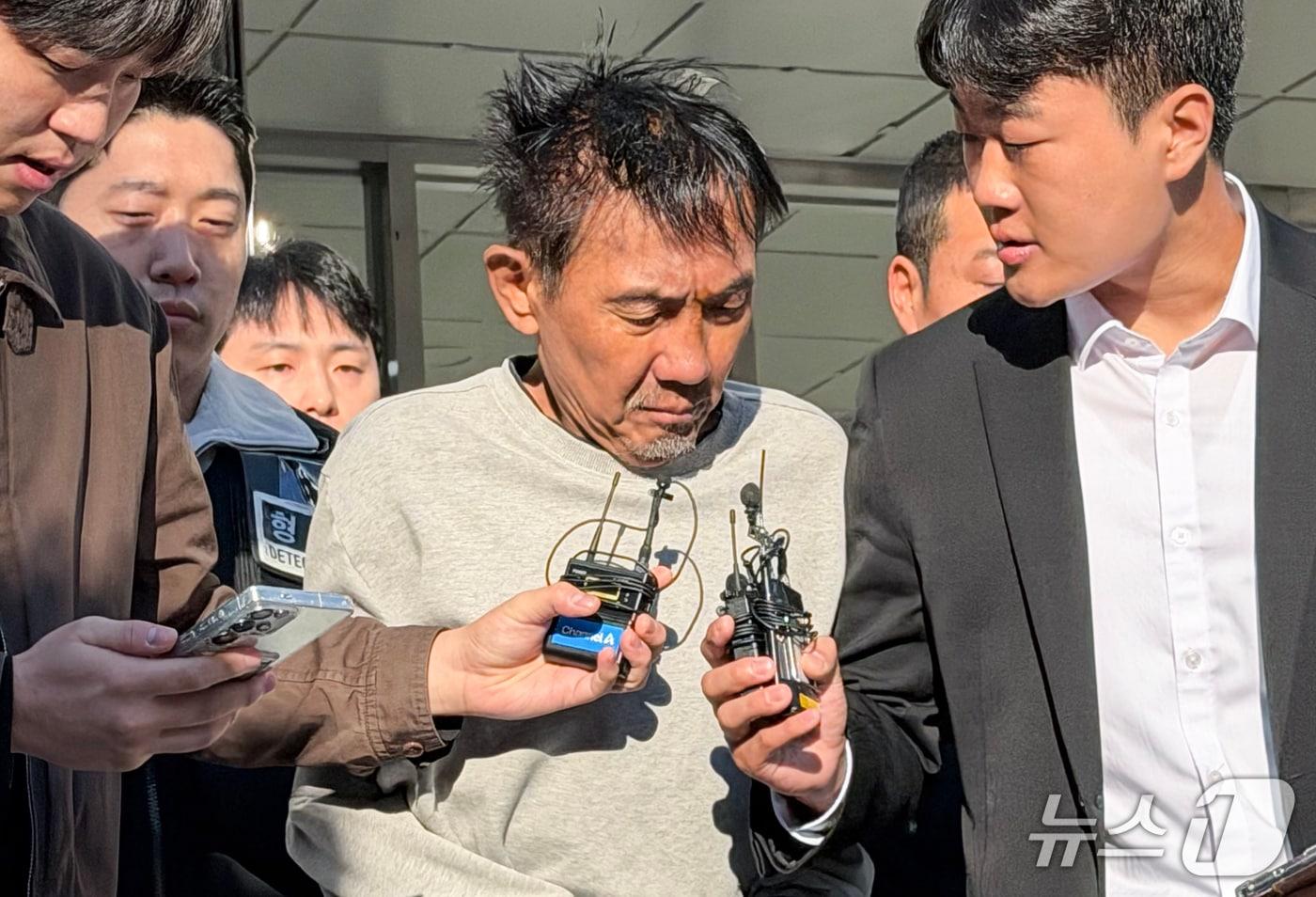 본문 이미지 - 인천 대형 상업시설에서 흉기난동을 벌여 살인미수 혐의로 구속된 최충락이 23일 오전 인천 남동경찰서에서 인천지방공소청으로 송치되고 있다. 2026.10.23 ⓒ 뉴스1 박소영 기자